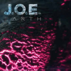 J.O.E. - Earth Albumcover eine nahaufnahme von vertrocknetem Watt auf der Haut. Durch die risse im trockenen Watt bricht ein neonpinkes Leuchten durch. In der oberen linken ecke des Albumcovers ist das Logo der Band J.O.E. und der Titel des Albums "Earth" in weißer, futuristischer Schrift zu sehen.